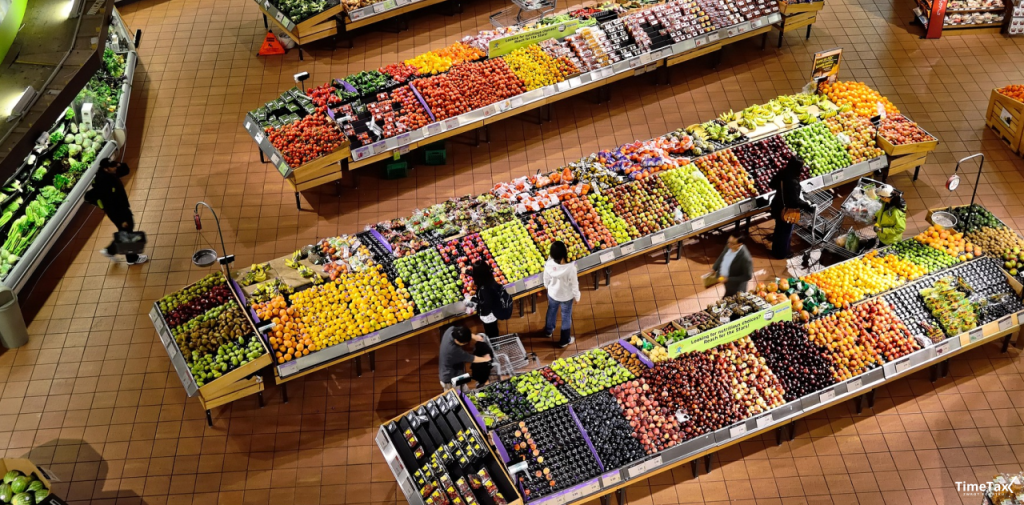 widok działu z polskimi warzywami i owocami w hipermarkecie