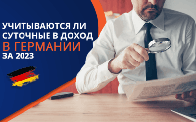 мужчина с лупой ищет в документах